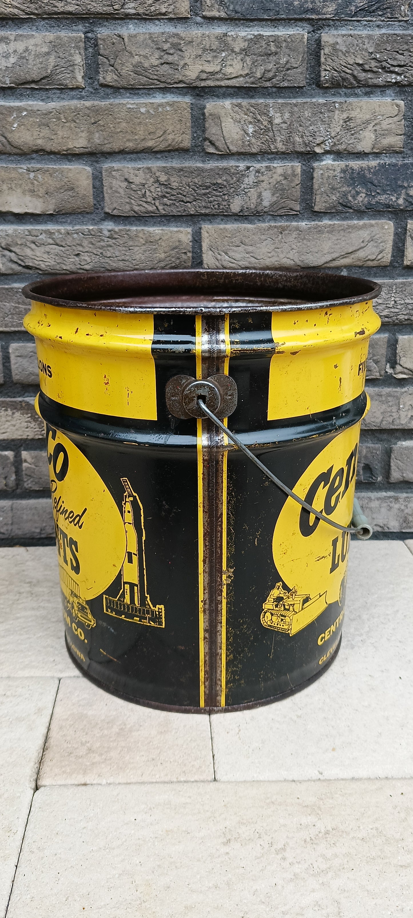 CEN-PE-CO oil can