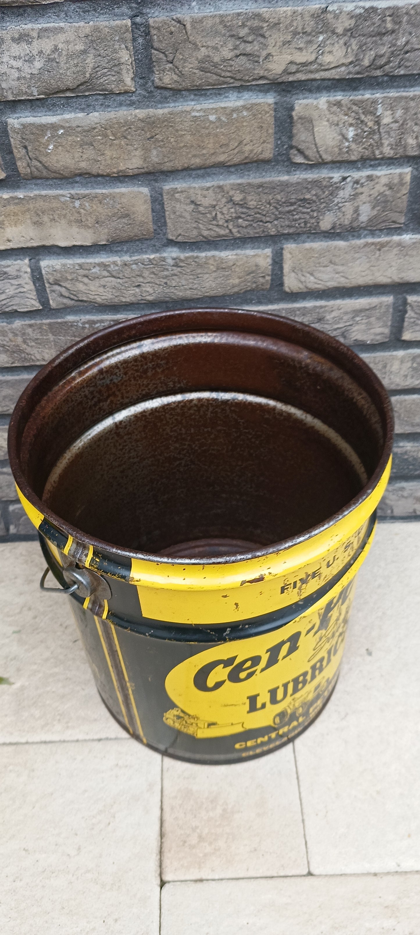 CEN-PE-CO oil can