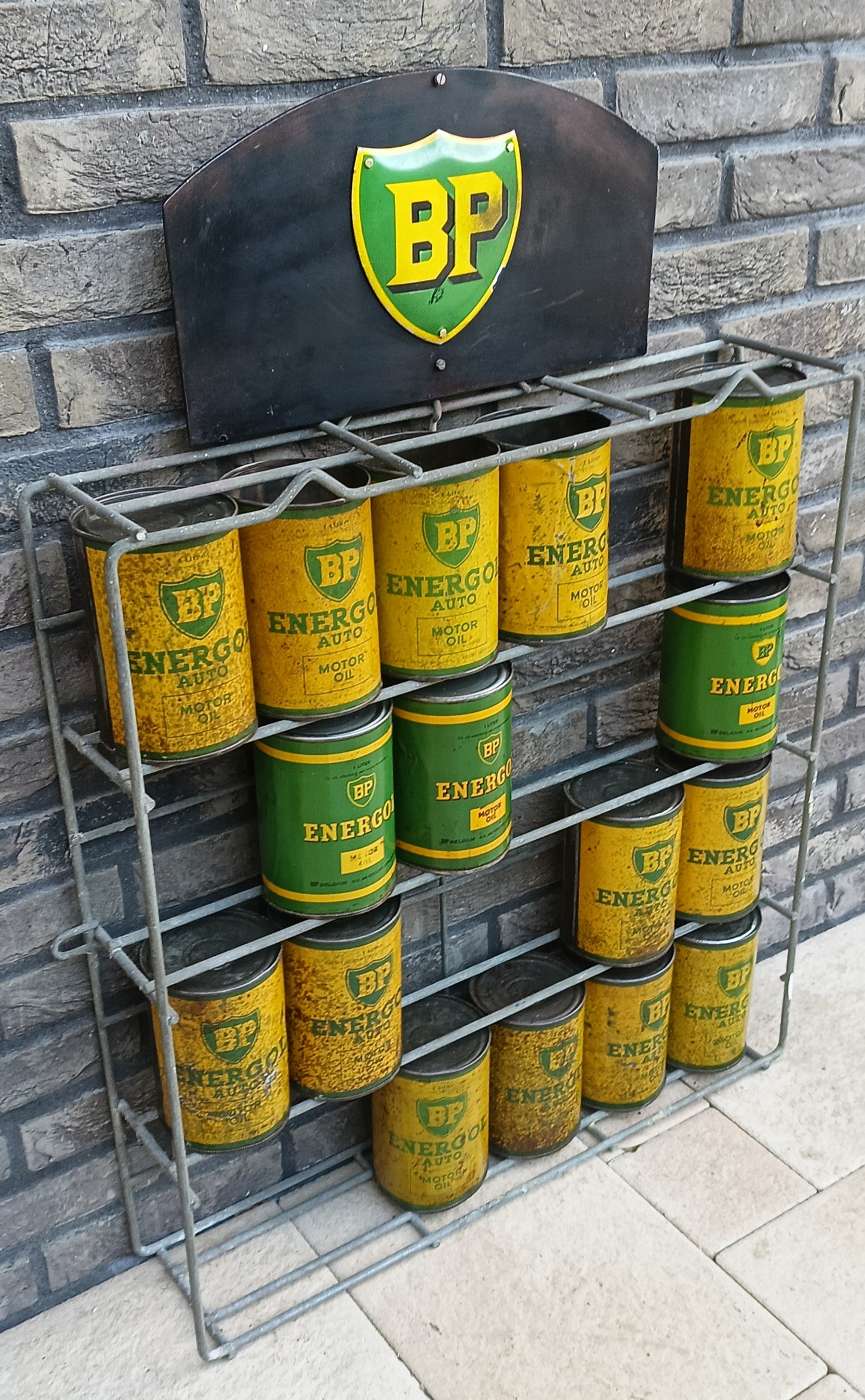 Rek met 16 BP ENERGOL blikken
