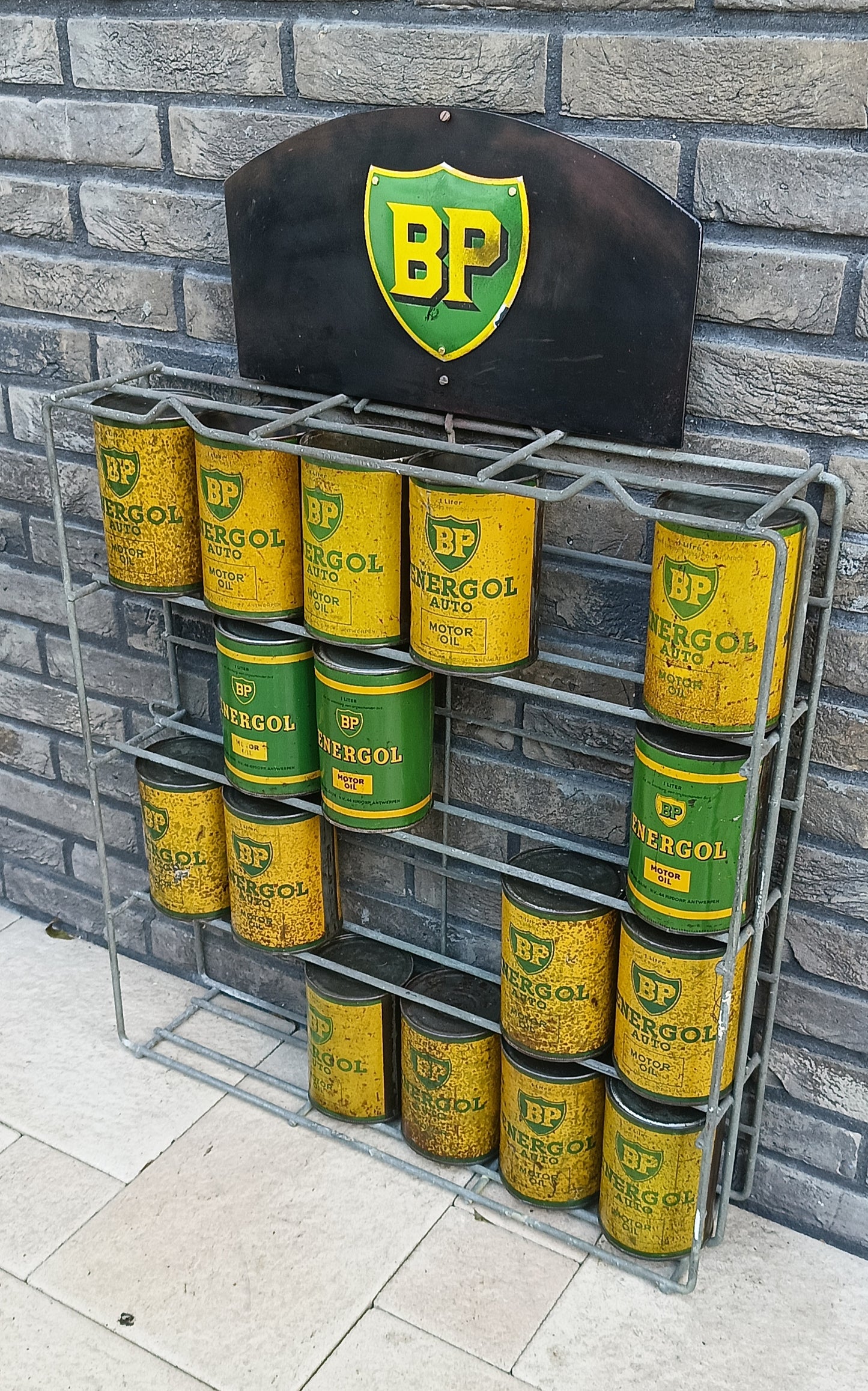 Rek met 16 BP ENERGOL blikken