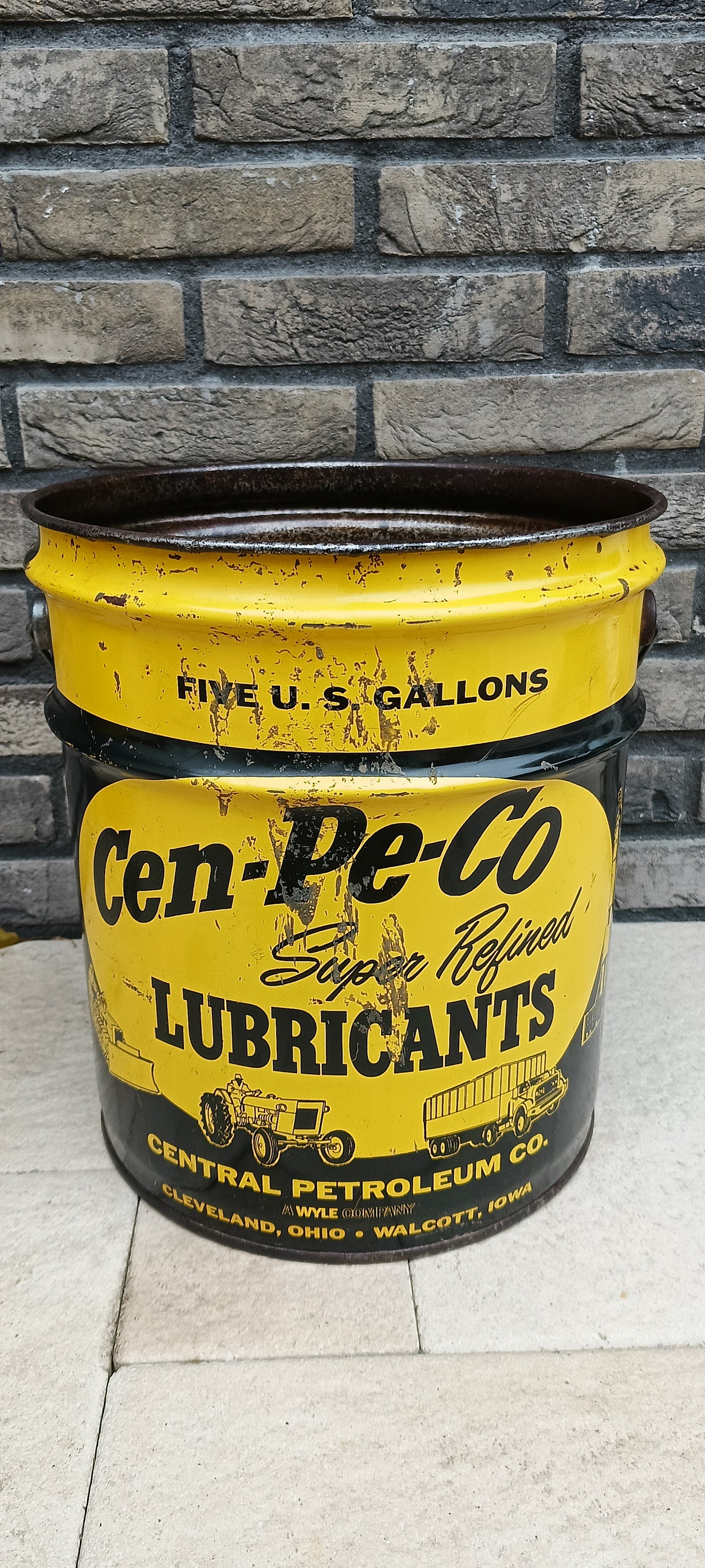 CEN-PE-CO oil can